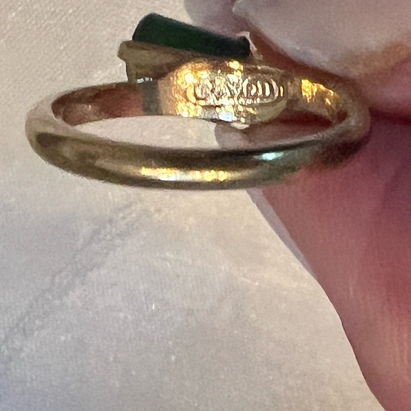 Green and Gold Ring with Elegant Design - Picture 5 of 6